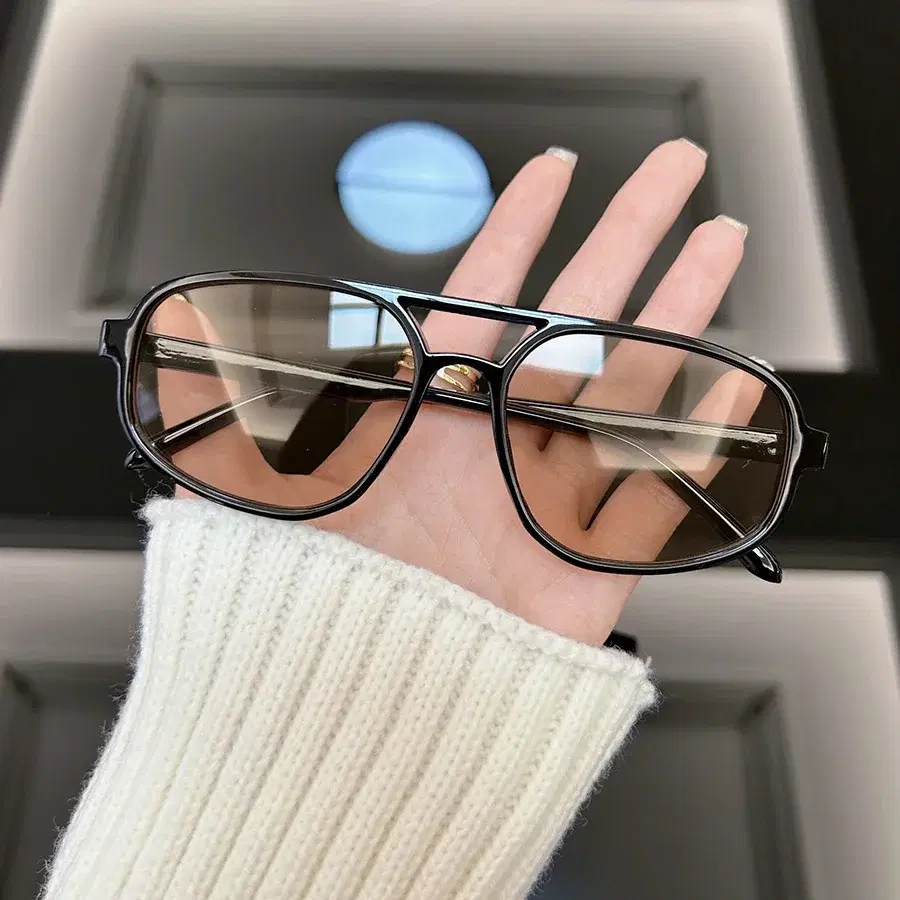 Square Sunglasses Black Frame UV