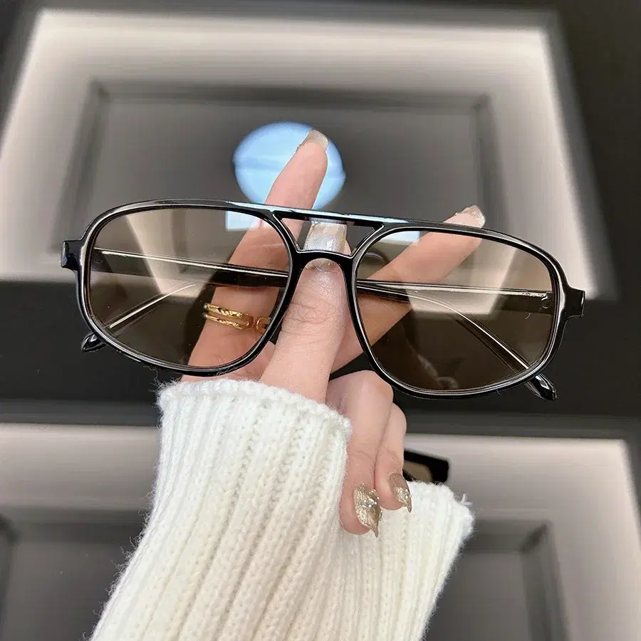 Square Sunglasses Black Frame UV — view 2