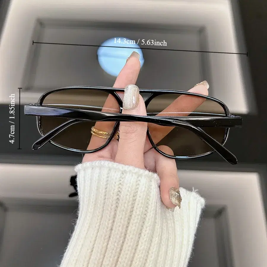 Square Sunglasses Black Frame UV — view 3