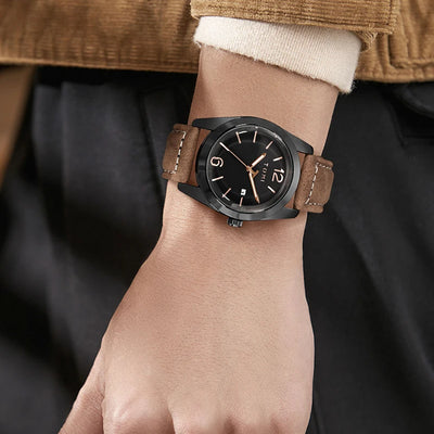 Classic Round Dial Quartz Watch With Date Window