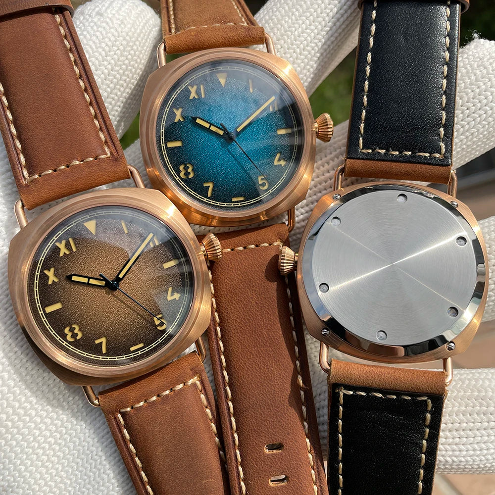 Mechanical Wristwatch Diver with Luminous Dial