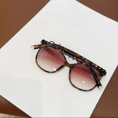 Sunglasses in Oversized Frame with Iconic Detailing - WO2MEN