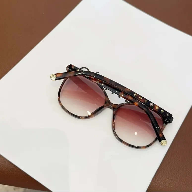 Sunglasses in Oversized Frame with Iconic Detailing - WO2MEN