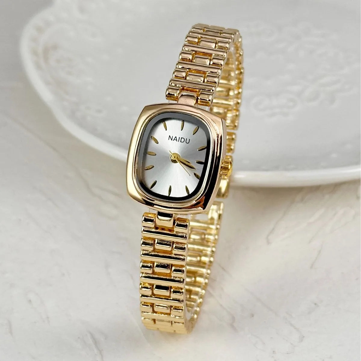 Women Quartz Wristwatch with Oval Dial Accessory