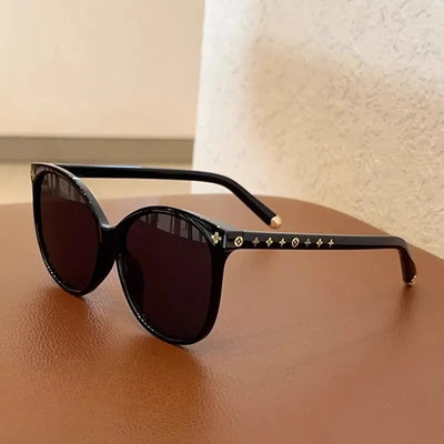 Sunglasses in Oversized Frame with Iconic Detailing - WO2MEN