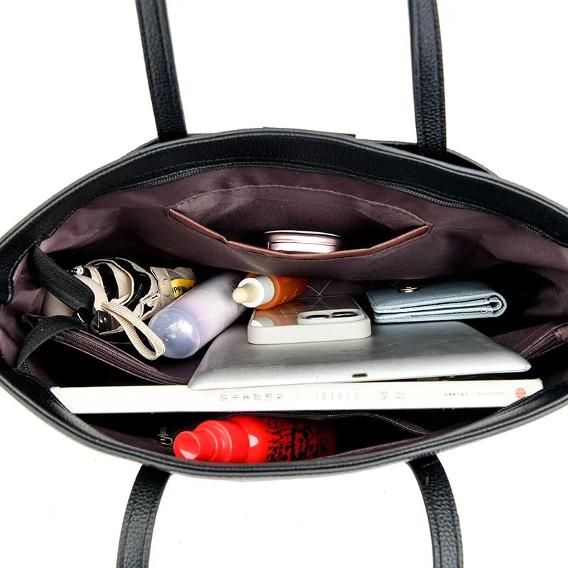 Elegant Tote Bag with Dual Handles and Internal Pockets