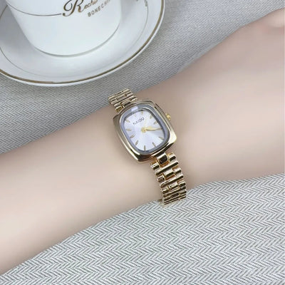 Women Quartz Wristwatch with Oval Dial Accessory