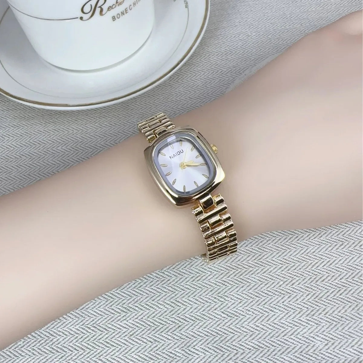 Women Quartz Wristwatch with Oval Dial Accessory