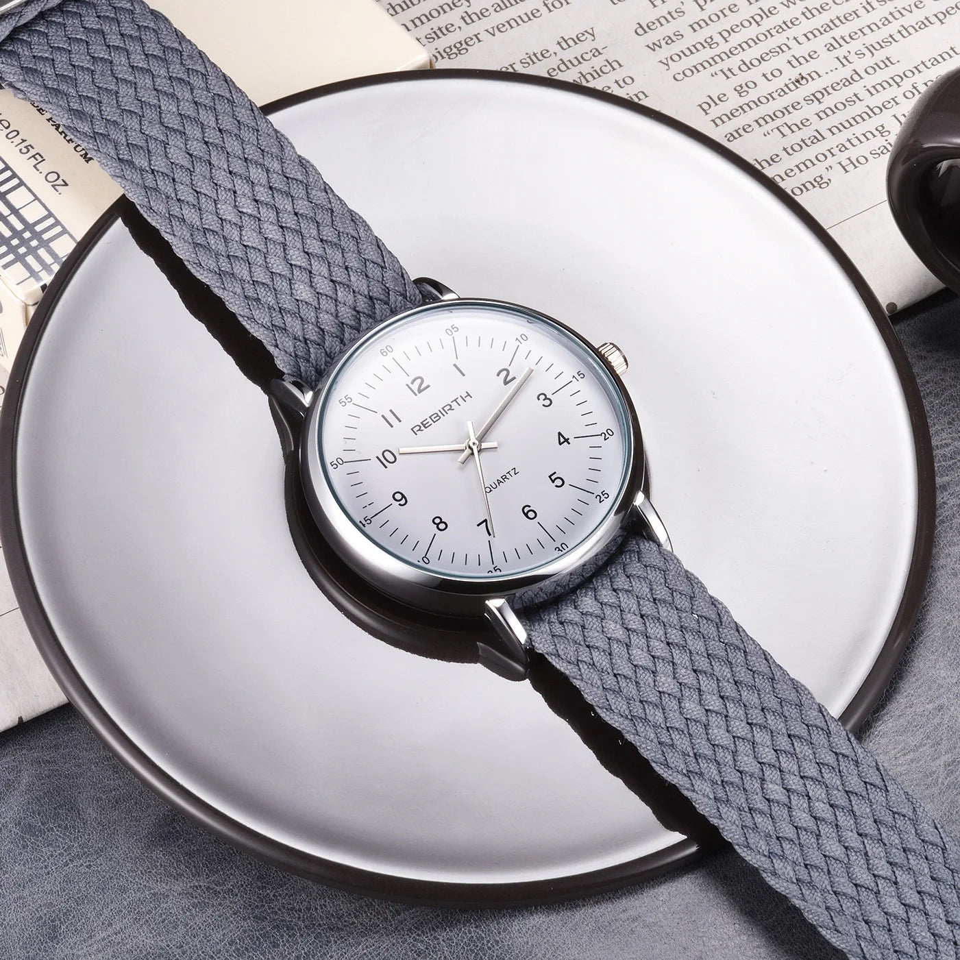 Casual Quartz Wristwatch with Simple Readable Dial