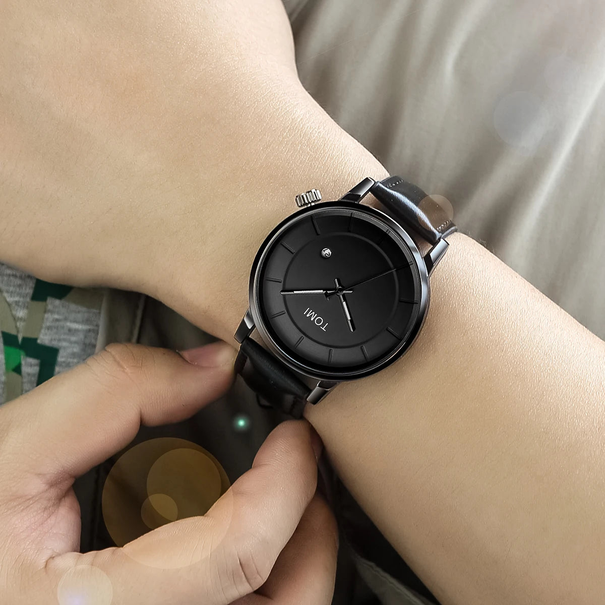 Minimalist Leather Strap Watch with Date Window