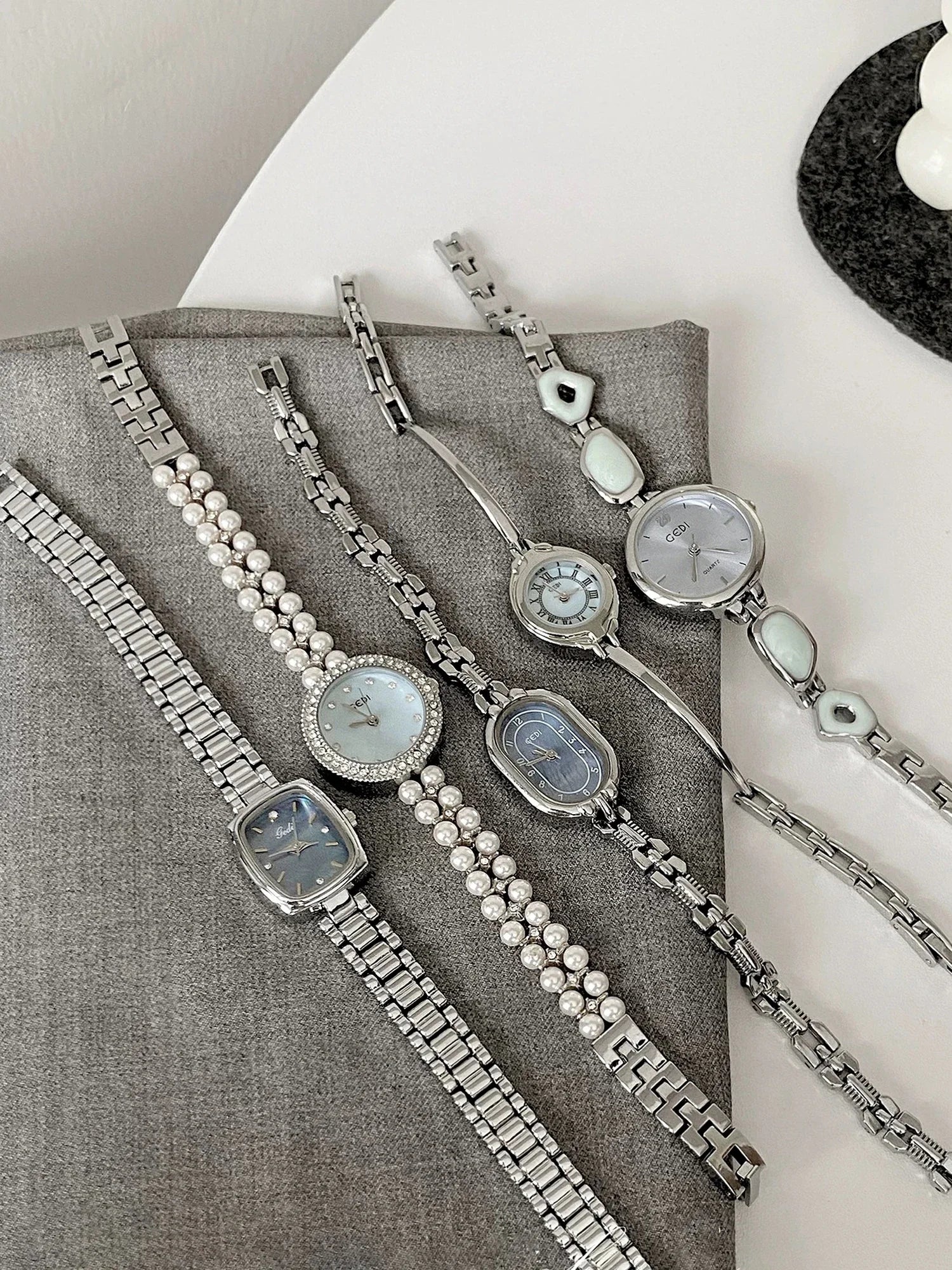 Oval Dial Quartz Watch with Bracelet Style Accessory