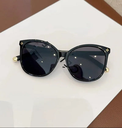 Sunglasses in Oversized Frame with Iconic Detailing - WO2MEN