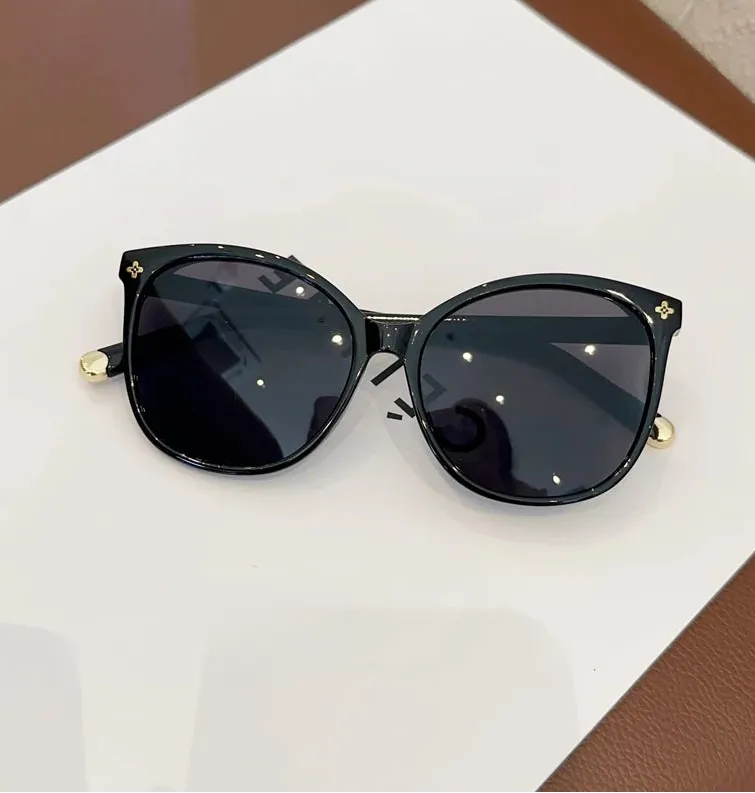 Sunglasses in Oversized Frame with Iconic Detailing - WO2MEN