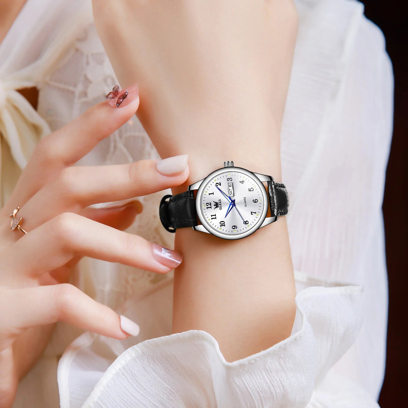 Elegant Classic Leather Strap Quartz Timepiece