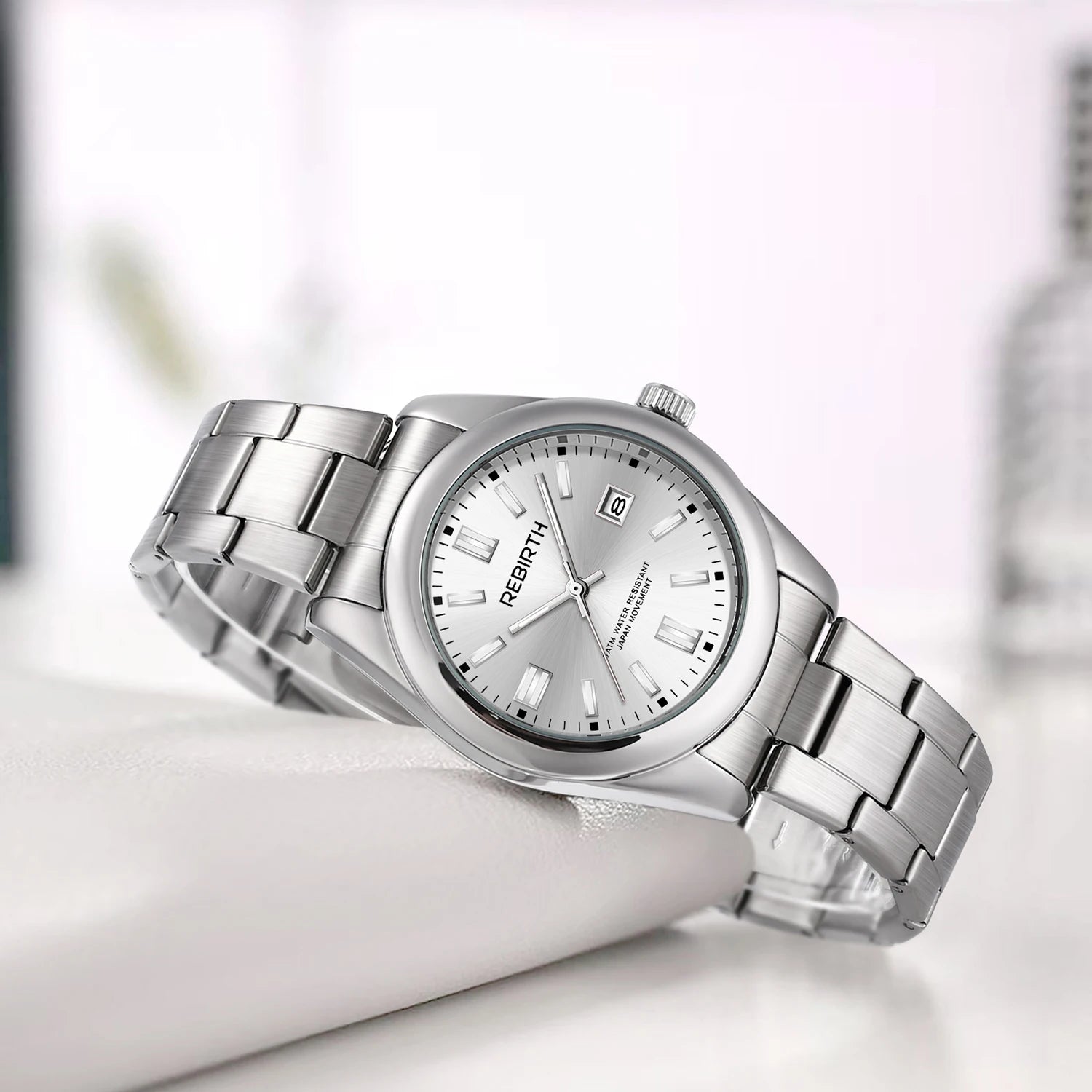 Elegant Quartz Wristwatch with Date and Steel Bracelet