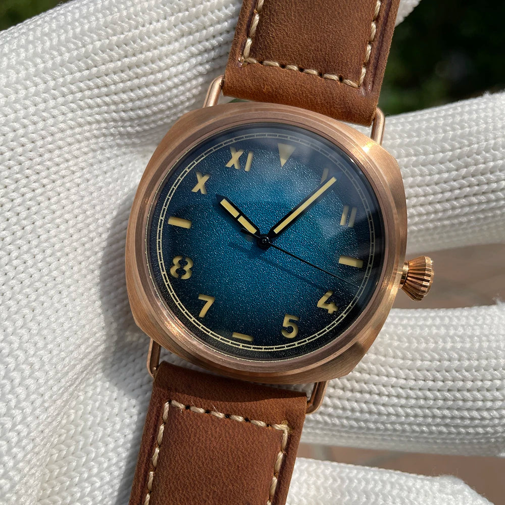 Mechanical Wristwatch Diver with Luminous Dial