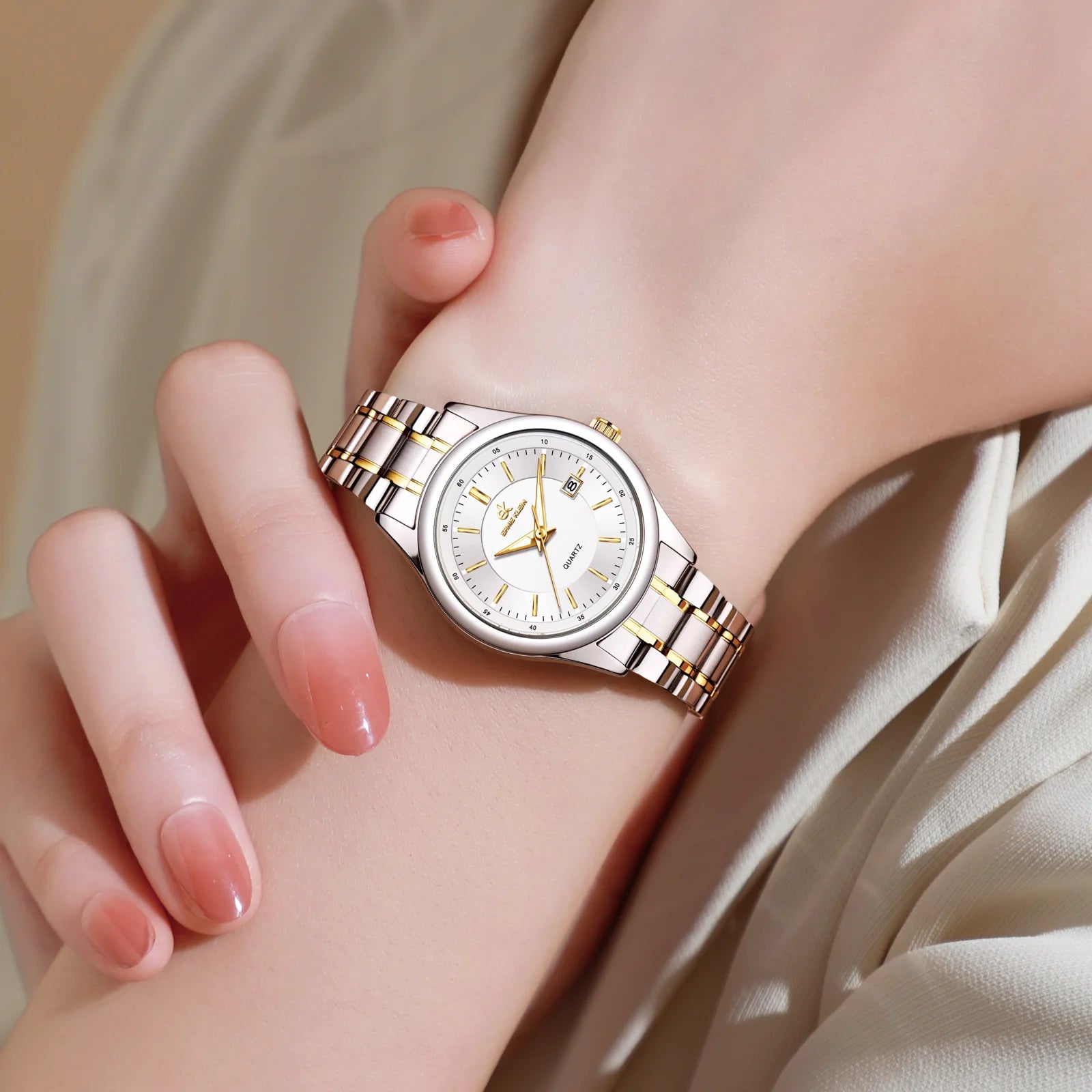 Elegant Wristwatch with Date and Luminous Dial