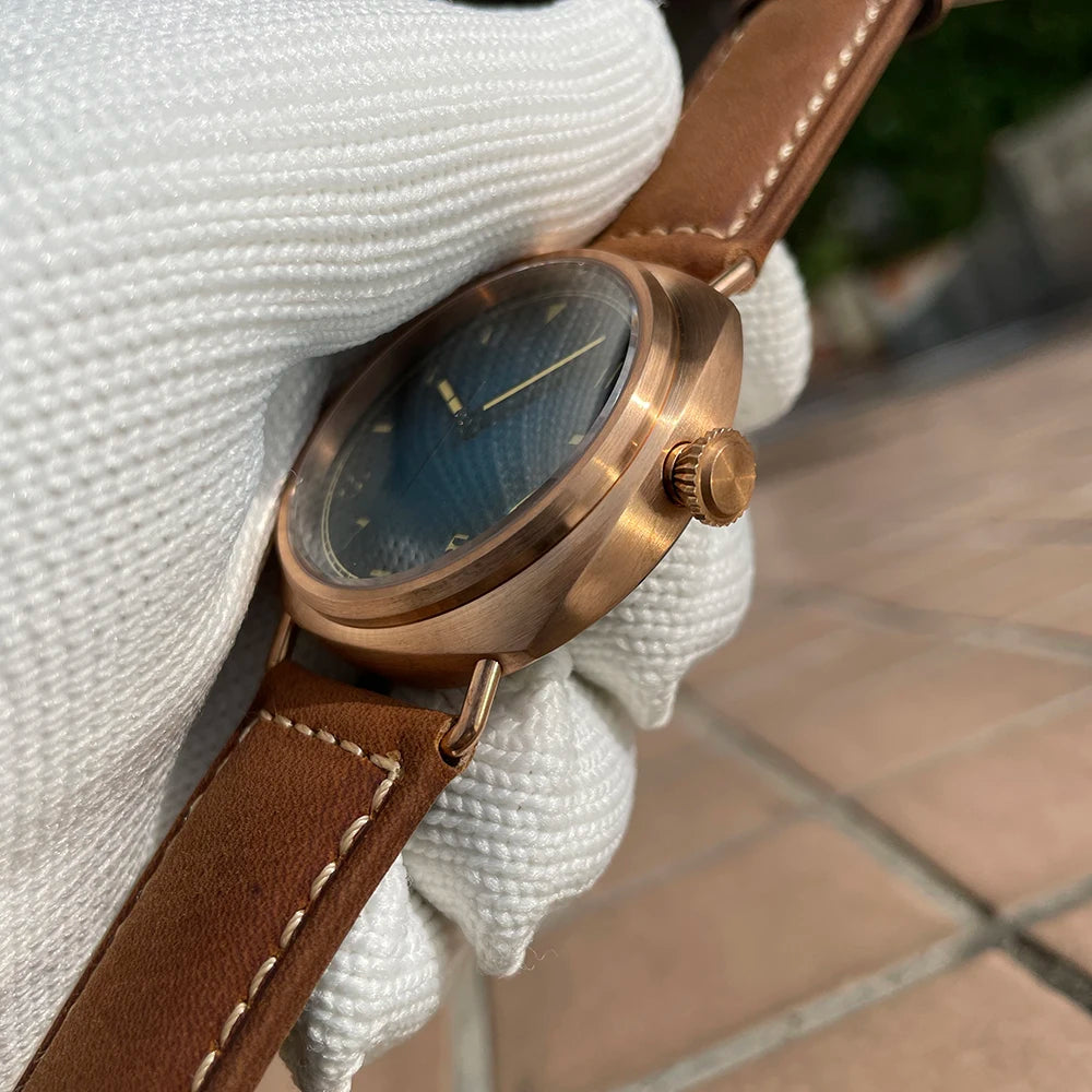 Mechanical Wristwatch Diver with Luminous Dial