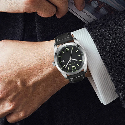 Classic Round Dial Quartz Watch With Date Window