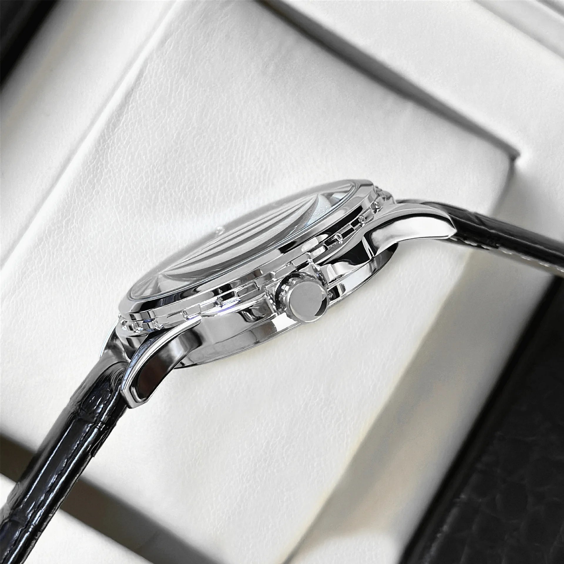 Classic Calendar Leather Strap Wristwatch Silver Case